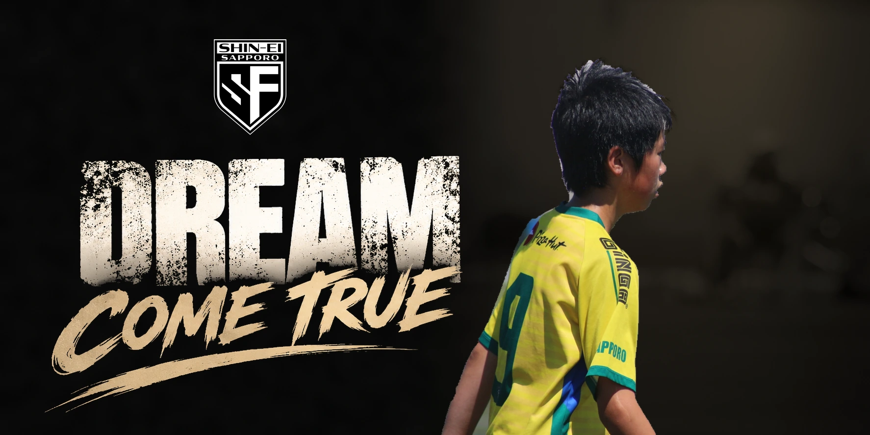 DREAM COME TRUE — 真栄FCの正式エンブレムと、ピッチに立つ選手