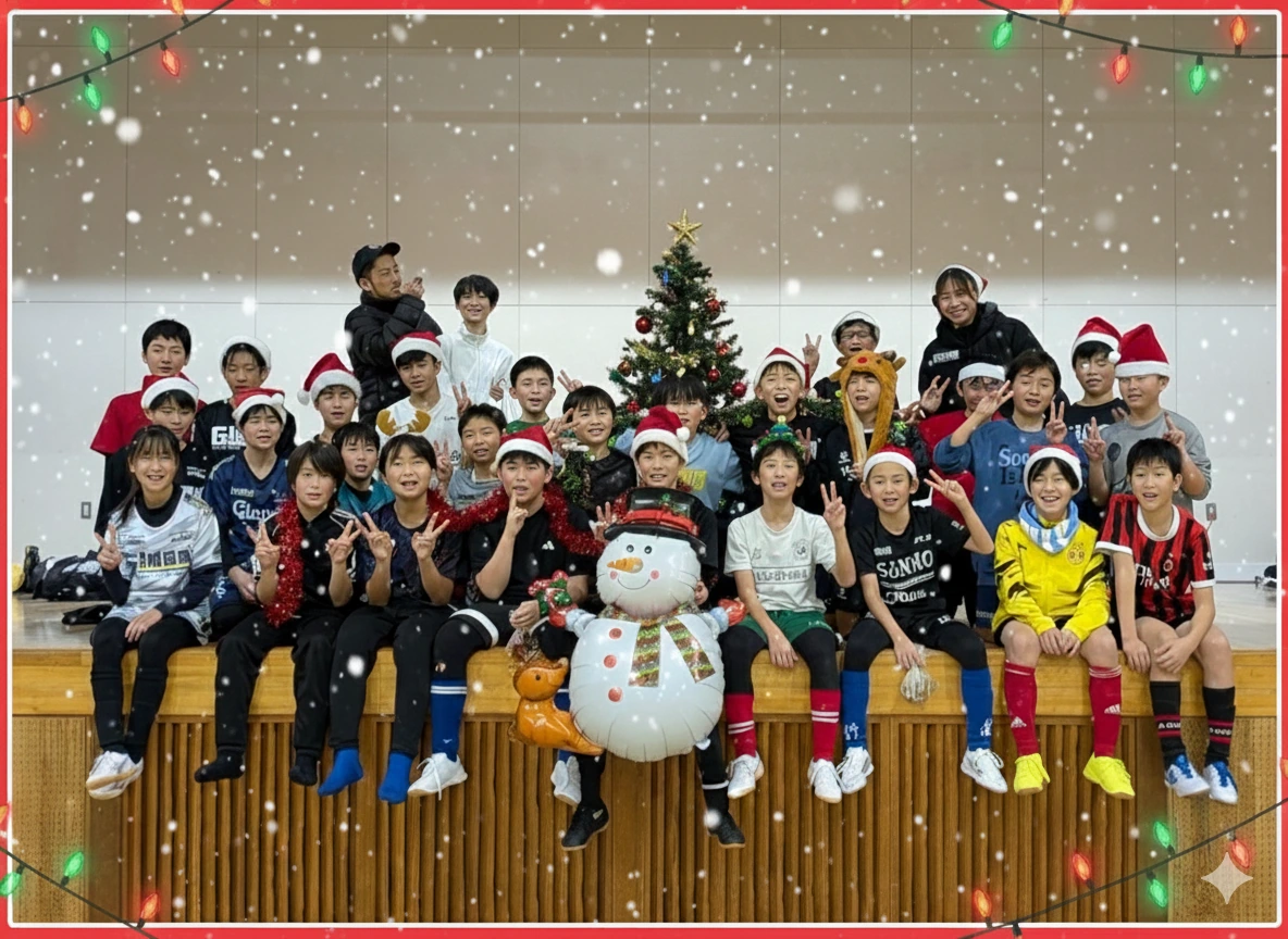 クリスマスツリーと雪だるまを囲んで笑顔で並ぶ、真栄FCの選手と指導者たち