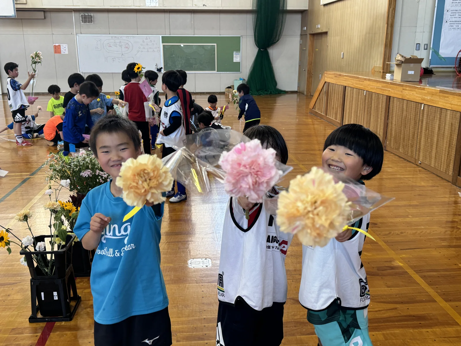 母の日に花束を手にする真栄FCの子どもたち
