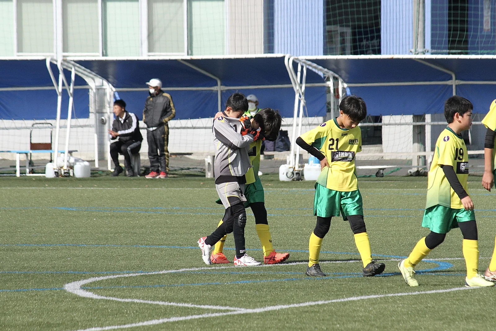 試合の合間に手を交わす子どもたち