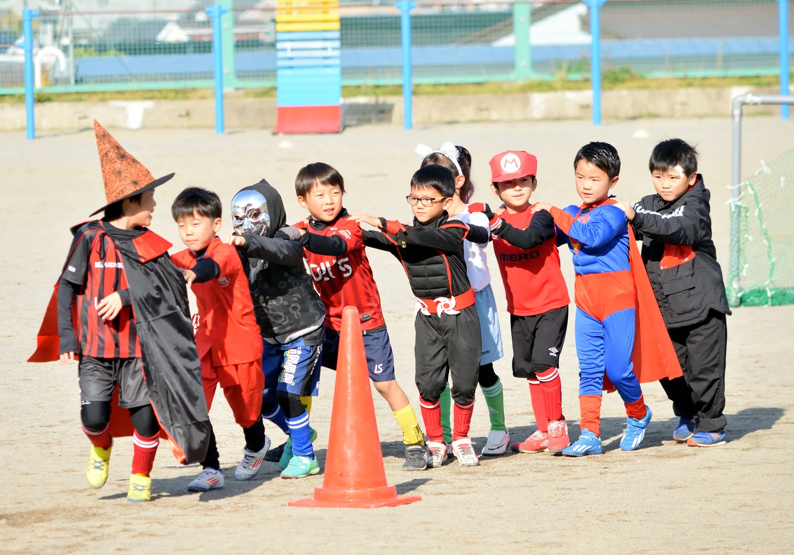 ハロウィンの仮装で並ぶ真栄FCの子どもたち
