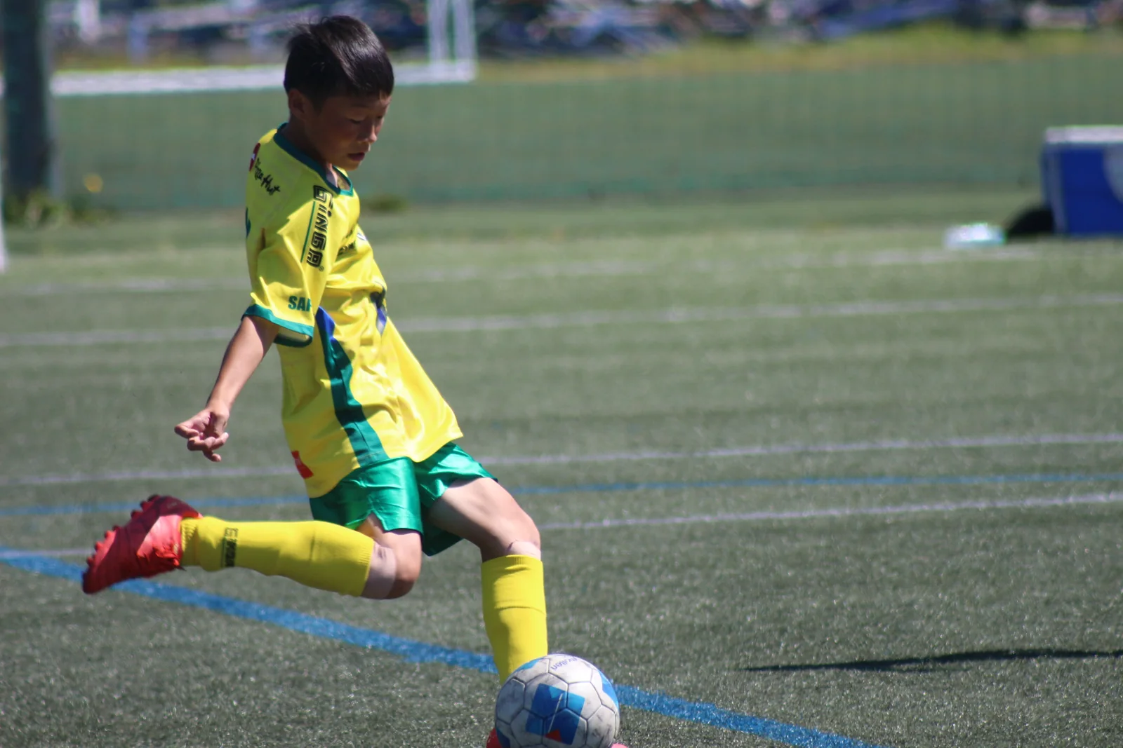 ボールを力いっぱい蹴る真栄FCの選手