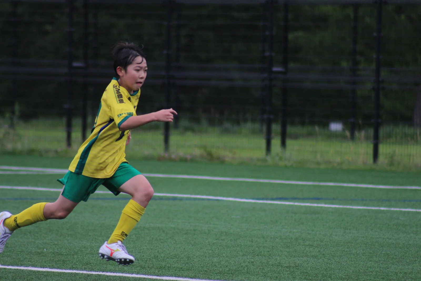 試合中に前を向いて走る真栄FCの選手